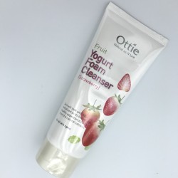 Купить оптом Очищающая пенка для умывания с клубничным йогуртом Fruits Yogurt Foam Cleanser Strawberry Ottie - 150 мл