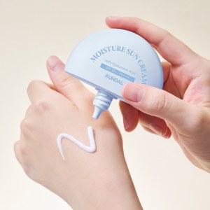 Купить оптом Сонцезахисний крем для обличчя зволожуючий Kundal Moisture Sun Cream With Hyaluronic Acid SPF50+ PA++++ 40ml